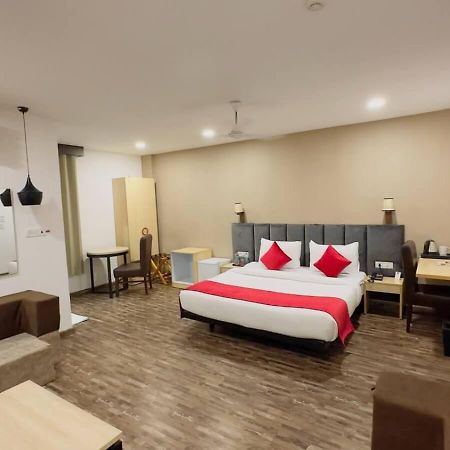 Отель Ayaan Residency Нойда Экстерьер фото