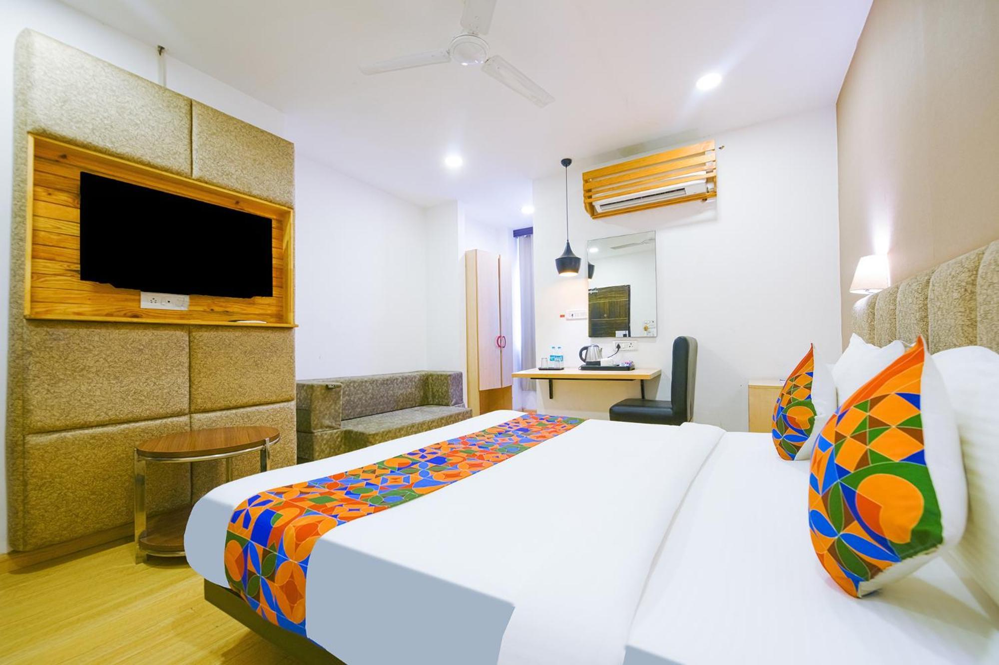 Отель Ayaan Residency Нойда Экстерьер фото