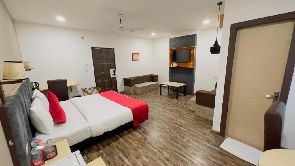 Отель Ayaan Residency Нойда Экстерьер фото