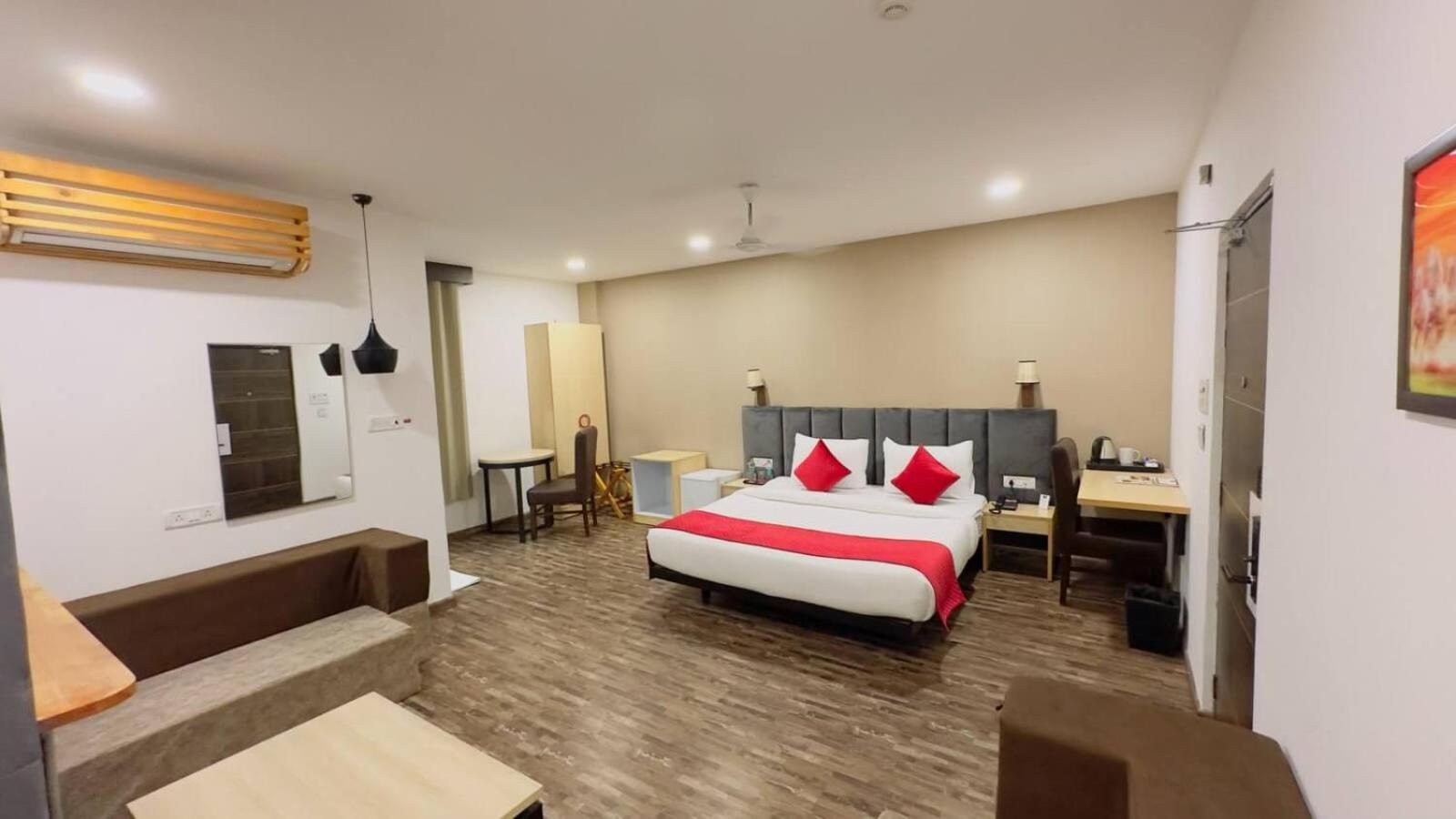 Отель Ayaan Residency Нойда Экстерьер фото