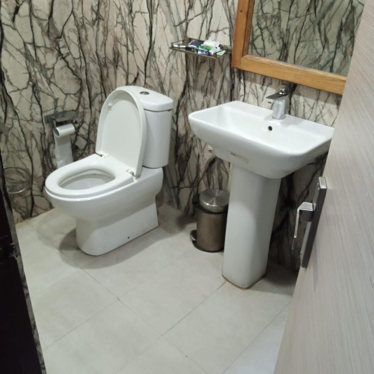 Отель Ayaan Residency Нойда Экстерьер фото