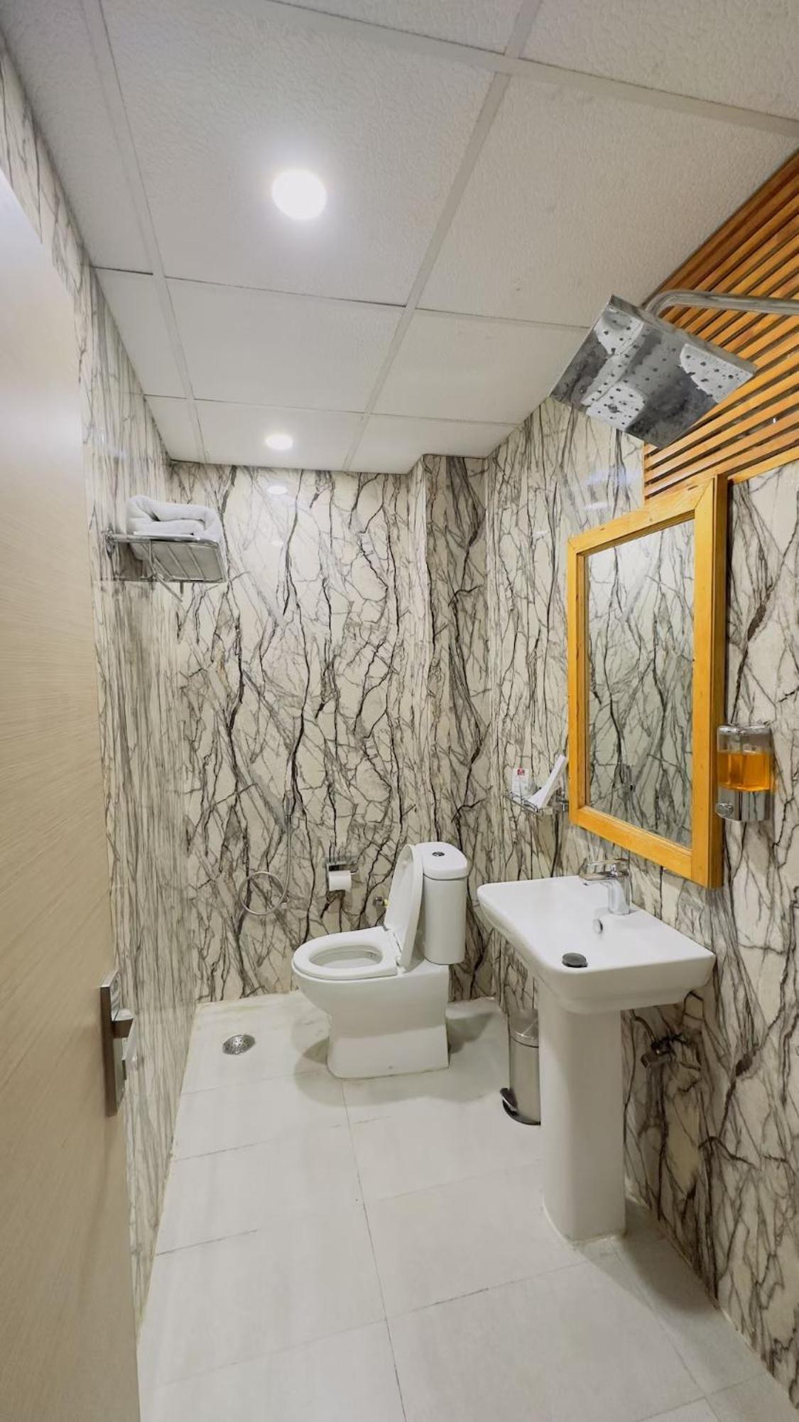 Отель Ayaan Residency Нойда Экстерьер фото